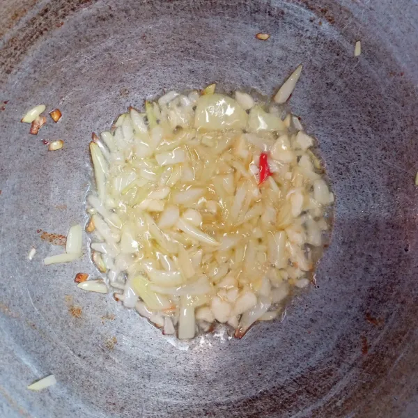 Tumis bawang bombai dan bawang putih sampai harum dan layu.