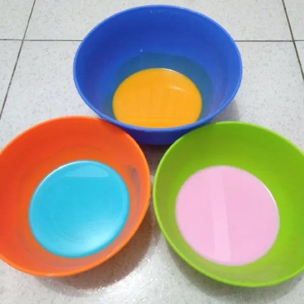 Beri pewarna ke dalam setiap mangkuk dengan warna yang berbeda. Masing-masing 3 tetes.