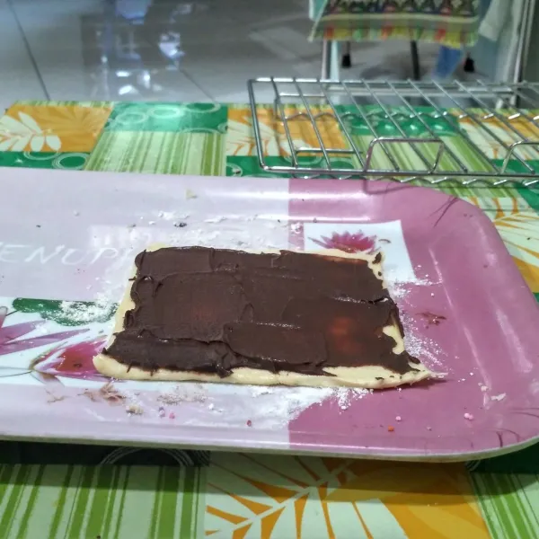 Bikin cokelat ganache dari susu, dcc, sama margarin yg dilelehkan. Ambil puff, oles pakai cokelat ganache yg udah dingin, jadi agak kental kaya selai cokelat.
