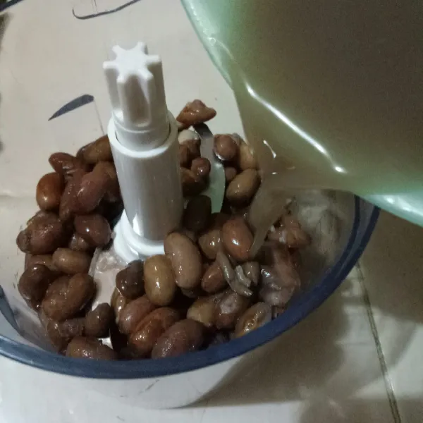 Blender kacang merah dengan air hingga halus. Bisa disaring jika ingin halus sekali.