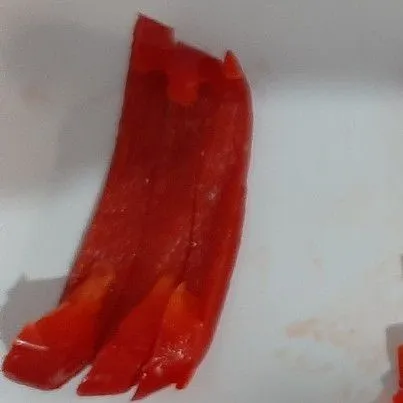 Potong panjang paprika lalu susun di atas piring, boleh juga langsung disusun diatas teflon.