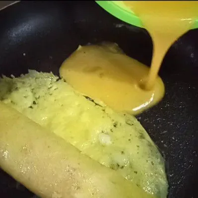 Ujung sisa telor langsung ditambahkan lagi sedikit telor dan lipat lagi telor hingga rapi dan cantik. Siap diangkat bila sudah sedikit kecoklatan serta siap diiris.
