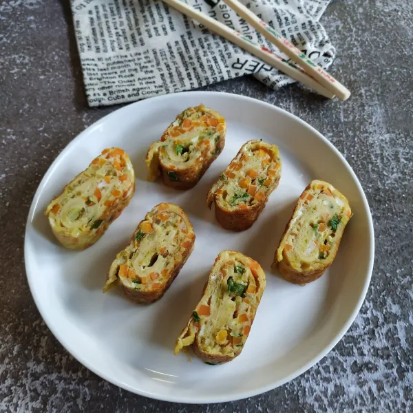 Angkat, potong-potong dan sajikan.