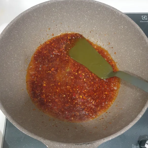 Panaskan minyak sisa goreng ceker, tumiskan campuran saus.