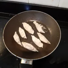 Panaskan teflon, beri sedikit minyak lalu masukkan gyoza sampai kulit yang bawah kecoklatan.