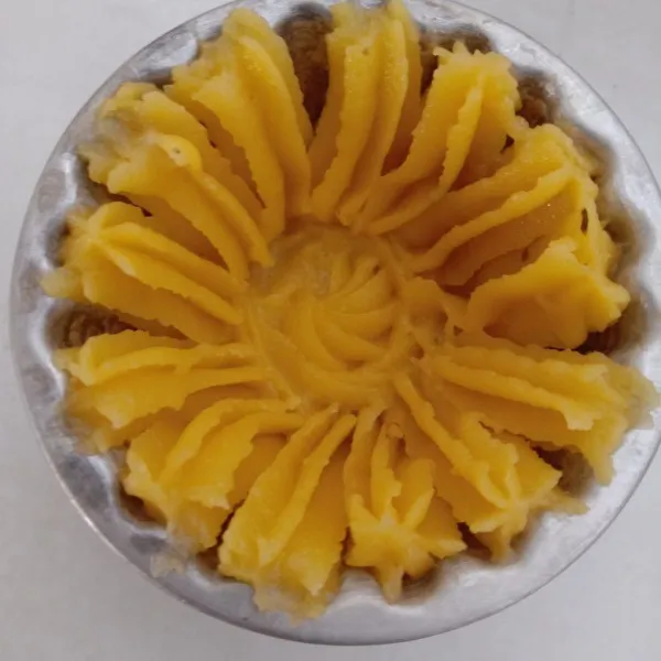 Olesi cetakan dengan sedikit margarin, kemudian spluit berbentuk seperti bunga.
