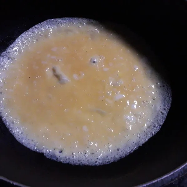 Campur rata bahan telur dadar, panaskan sedikit margarin di wajan datar, buat telur dadar.