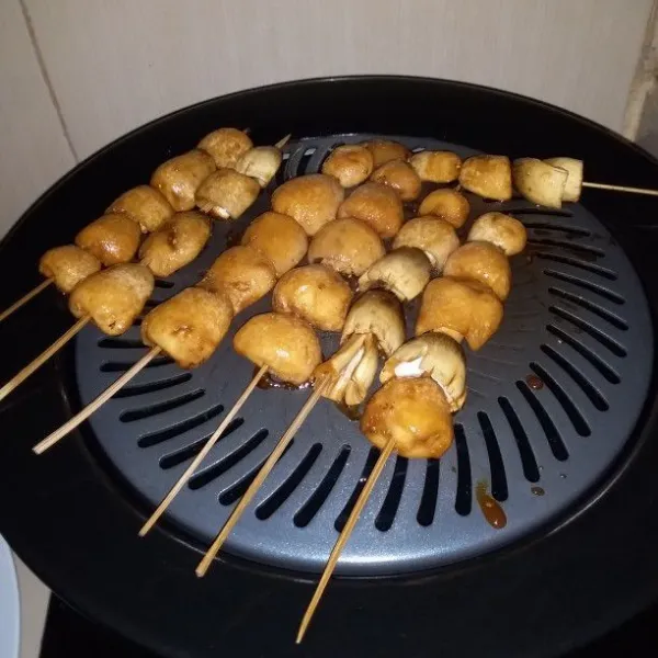 Panaskan grill pan dan olesi margarin. Olesi sate jamur kancing dengan sisa bumbu. Bakar hingga matang.