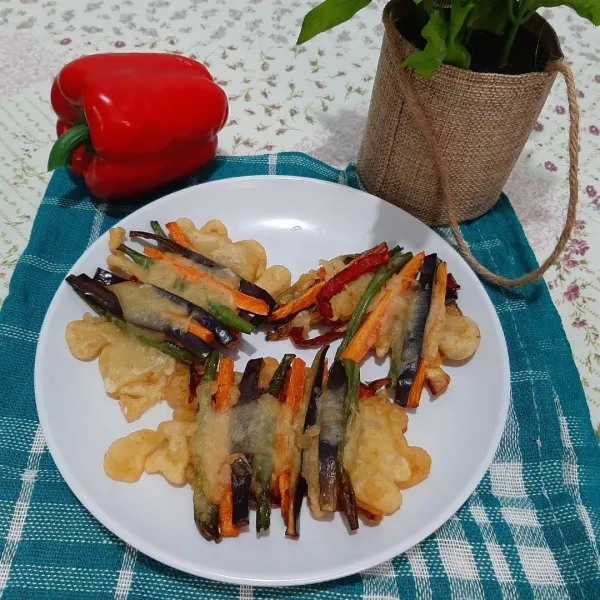 Jika ditata di piring, pindahkan ke teflon dengan spatula tipis. Lalu goreng hingga matang, jangan terlalu sering dibolak balik agar tidak hancur.