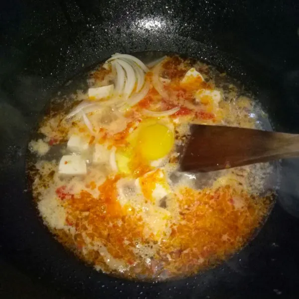 Masukkan telur, bawang bombay, gula pasir, kaldu jamur.