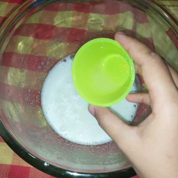 Masukkan air jeruk nipis, mixer dengan kecepatan sedang, hingga meringue kaku.