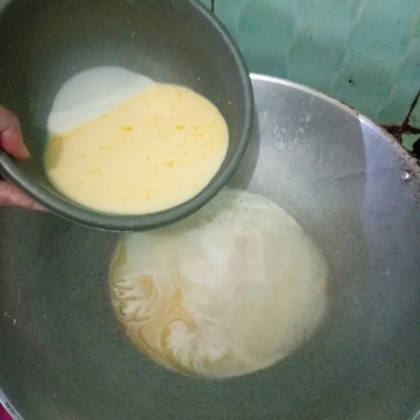 Masukkan adonan tepung maizena, aduk cepat hingga mengental, lalu angkat dan sisihkan.