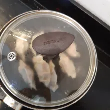 Beri sedikit air ke dalam teflon, lalu tutup selama 5-10 menit sampai gyoza matang.