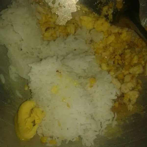 Masukkan nasi dan margarin. Aduk rata dan tambahkan kecap asin, gula pasir, lada bubuk dan kaldu jamur/ penyedap rasa. Aduk rata dan cek rasa sampai pas.