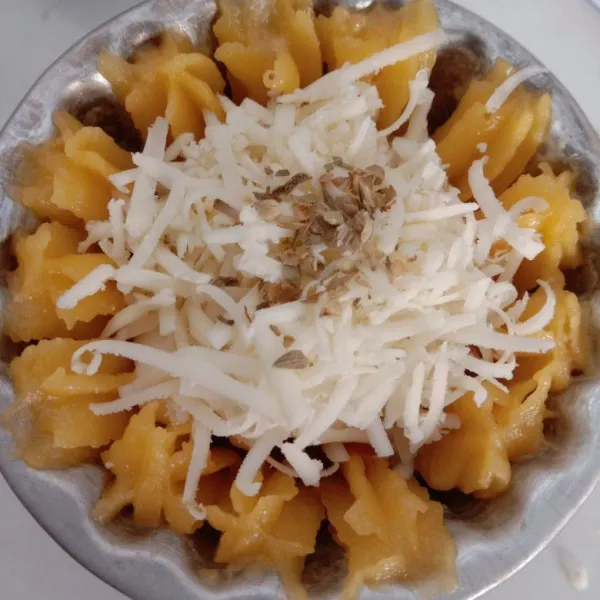 Tambahkan keju parut dan oregano.