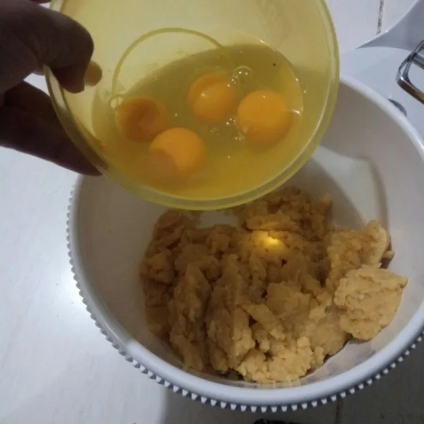 Kemudian mixer adonan tepung dan telur aduk hingga adonan tercampur rata.