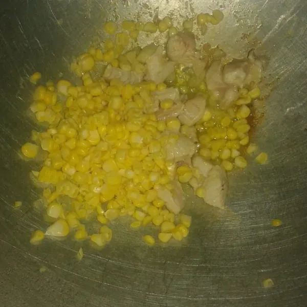 Masukkan potongan ayam aduk rata. Lanjut masukkan jagung manis yang sudah diserut. Aduk hingga agak matang.