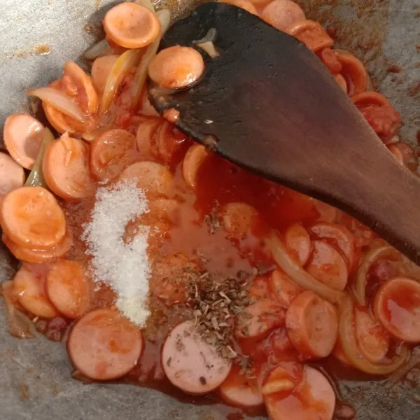 Beri sedikit air, masukkan saos tomat, saos sambal, saos tiram, garam, gula, kaldu bubuk, lada, oregano aduk rata.