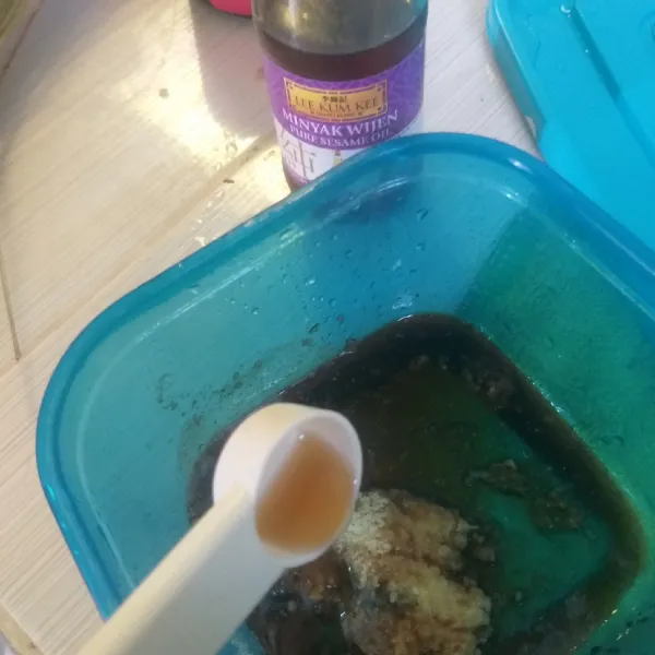 Dalam mangkuk bertutup, campur semua bahan saus dan aduk rata.