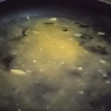 Panaskan margarin ke teflon dan ratakan.