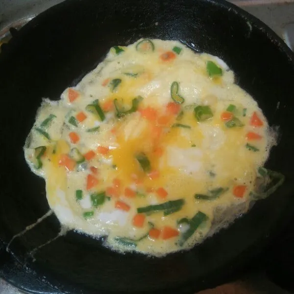 Siapkan teflon,  tuang 1 sendok sayur ukuran kexil adonan telurnya.