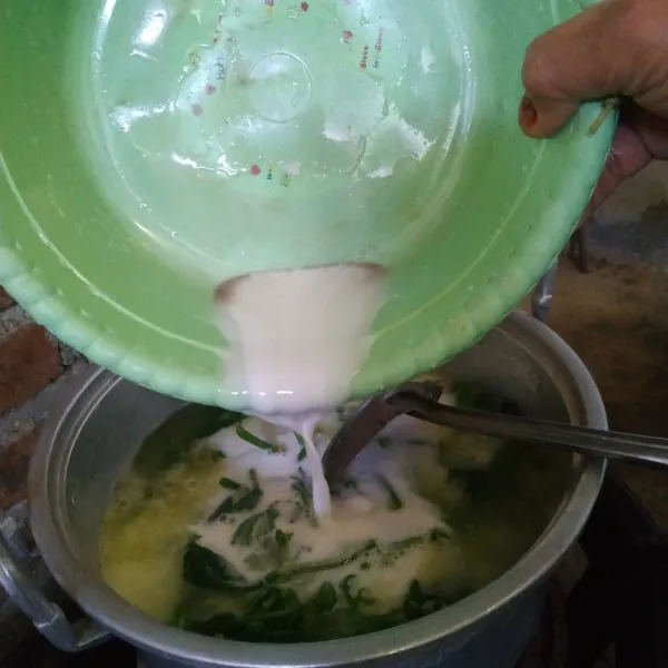 Masukkan santan dan garam. Masak sampai mendidih sambil terus diaduk agar santan tidak pecah.