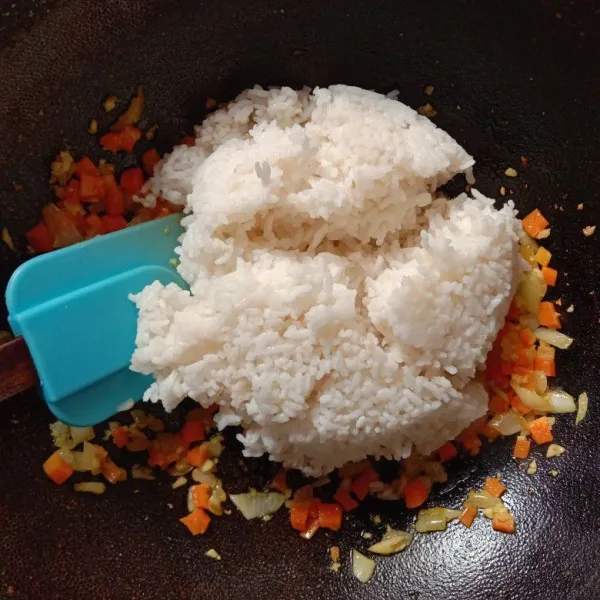 Masukkan nasi dingin. Aduk sebentar.