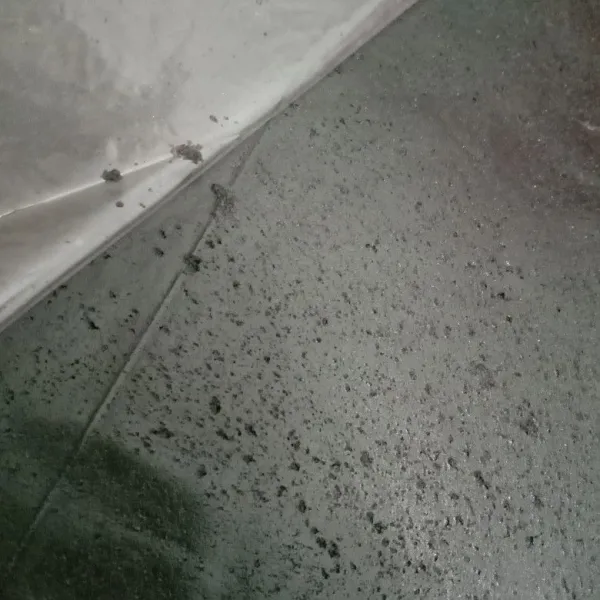 Craqueline : campur tepung terigu, mentega, gula halus dan coklat bubuk hitam, aduk hingga rata dan pipihkan. Kemudian dinginkan.