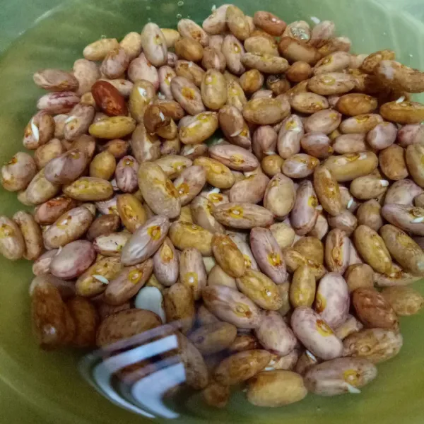 Cuci dan rendam kacang merah semalaman.