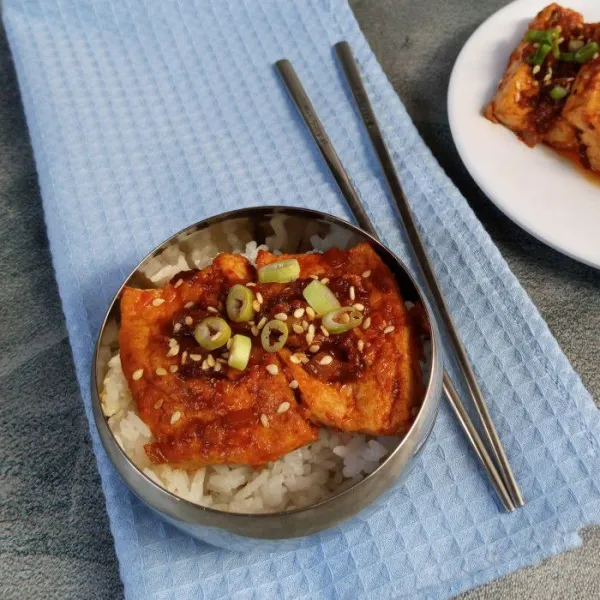 Sajikan bersama nasi panas pulen.