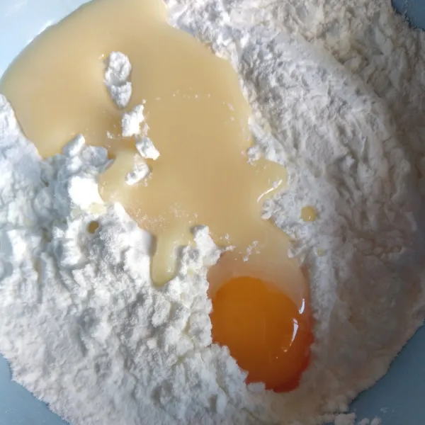 Campur tepung maizena, kuning telur dan kental manis putih, aduk hingga berbulir.