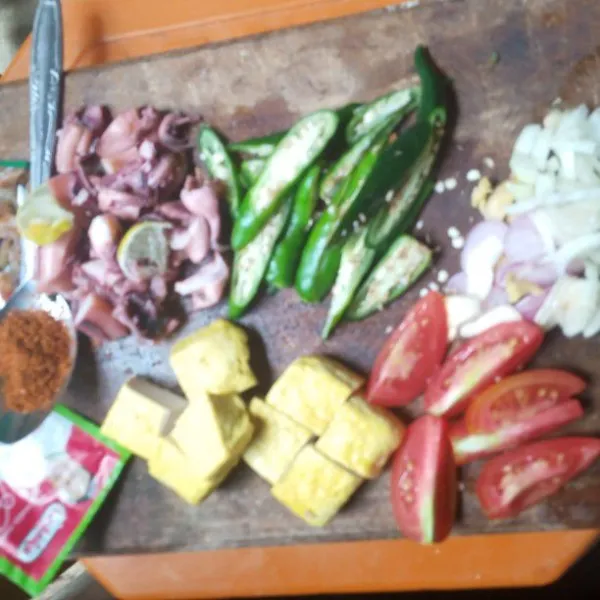 Siapkan tatakan potong bawang putih, bawang merah, bawang bombay, cabe hijau, jahe dan tomat.