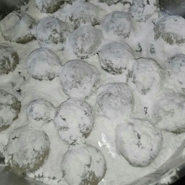 Setelah matang taburi dengan tepung maezena, diamkan hingga dingin.