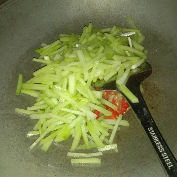 Setelah itu masukan irisan labu siam, aduk-aduk sampai tercampur rata dengan cabai dan bawang. Diamkan hingga labu setengah matang