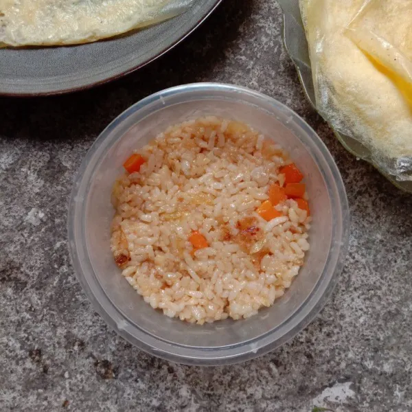 Ambil beberapa sendok nasi lalu cetak sesuai selera.