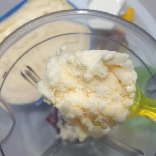 Masukan madu, dan ice Cream vanilla Kedalam blender.