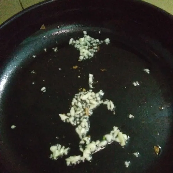 Tumis bawang putih sampai harum.