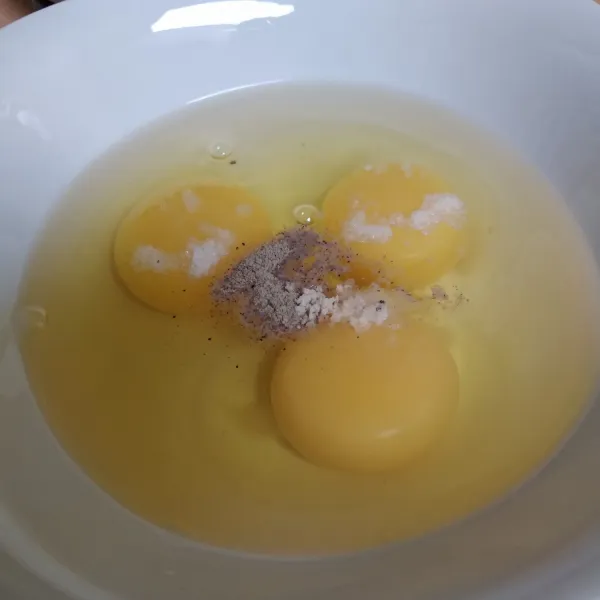 Dalam mangkuk masukkan telur, garam dan lada bubuk kemudian kocok sampai rata.