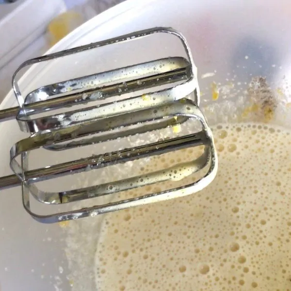 Jika telur sudah mulai memutih masukan baking powder, baking soda, sp, dan vanili