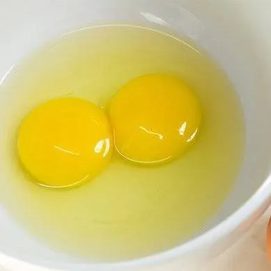 Masukkan 2 butir telur ayam ke dalam mangkok.