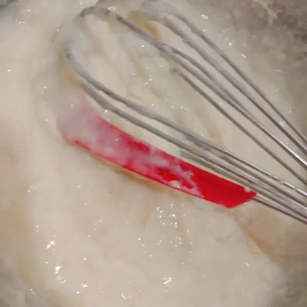 Isi Vla : campur semua tepung maizena, susu, durian, gula pasir, kuning telor, nyalakan api, aduk hingga meletup2 dan matang, angkat dan dinginkan. Beri whipping cream yang sudah di kocok dengan air dingin, aduk hingga rata. Isi sus dengan vla durian dan sajikan.