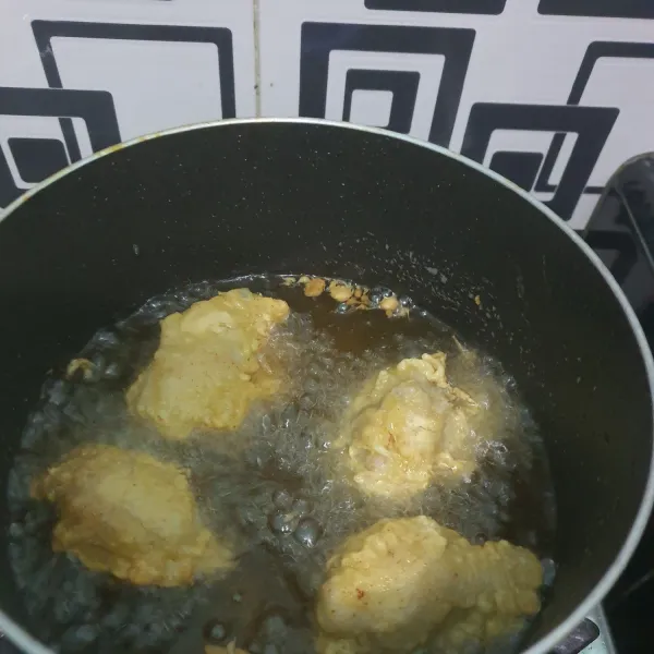 Goreng Ayam yang telah dibaluri adonan tepung kedalam minyak panas. Goreng hingga kuning keemasan, lalu angkat dan tiriskan.
