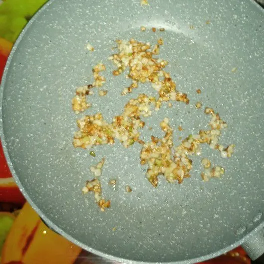Disisa minyak tadi, tumis bawang bombay, bawang putih dan daun bawang (sisakan sedikit daun bawang untuk taburan), tumis hingga kecoklatan.