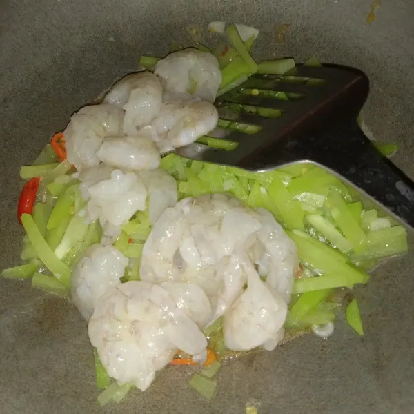 Setelah labu setengah matang dan agak empuk, masukan udang, aduk-aduk hingga tercampur dengan semua bahan. Masukan garam, penyedap dan gula pasir, beri air sedikit dan aduk hingga rata. Jangan terlalu lama kala memasak udang, jangan lupa cicipi rasa bila ada rasa yang kurang bisa di tambahkan sesuai selera
