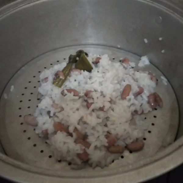 Panaskan kukusan, kukus nasi kacang merah selama 20 menit atau hingga matang. Sajikan hangat.