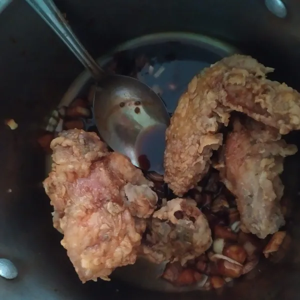 Masukkan ayam ke dalam saus sampai terbalut rata, siap sajikan.