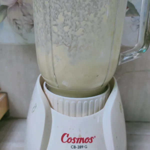 Masukkan jagung manis dan susu tawar cair kedalam blender, proses hingga halus.