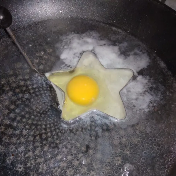 Rebus telur sampai putih telurnya matang, sisihkan.
