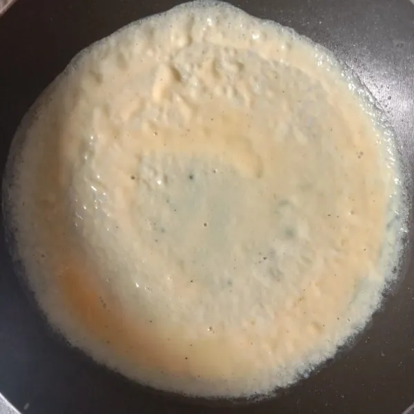 Kocok semua bahan telur dadar lalu dadar tipis2 diatas teflon. sisihkan.