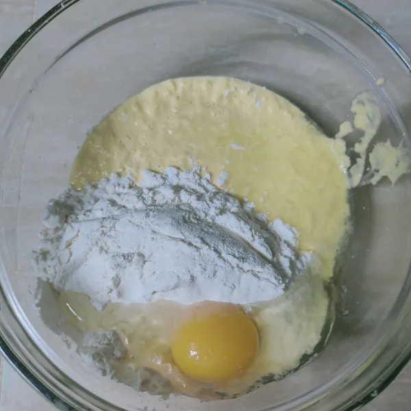 Tuangkan dalam mangkuk: Jagung manis halus,  telur, tepung terigu, garam, gula, kaldu jamur dan baking powder, aduk rata.